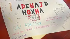 Il cartellone in ricordo di Adenajd Hoxha fatto dai compagni di classe