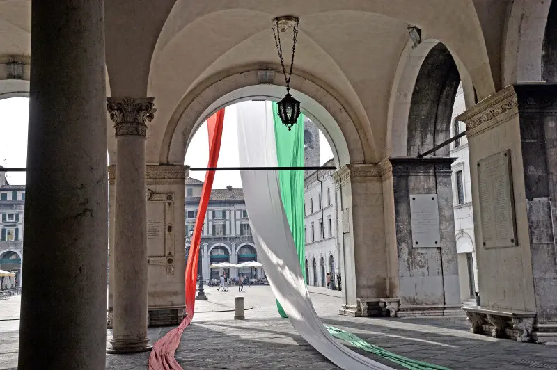 Il tricolore a Palazzo Loggia - © www.giornaledibrescia.it