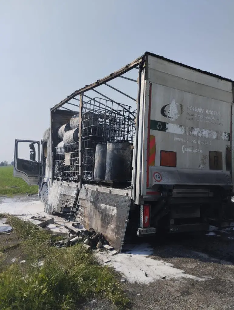 Il camion andato a fuoco a San Paolo