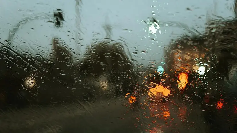 Scorcio di città attraverso un vetro velato di pioggia - © www.giornaledibrescia.it