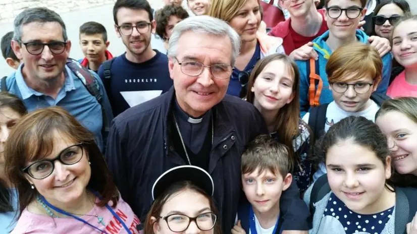 Il vescovo Tremolada con i giovani ad Assisi nel 2019 - © www.giornaledibrescia.it
