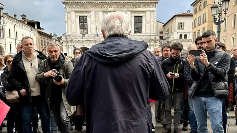 Manlio Milani in piazza Loggia - New Reporter Favretto © www.giornaledibrescia.it
