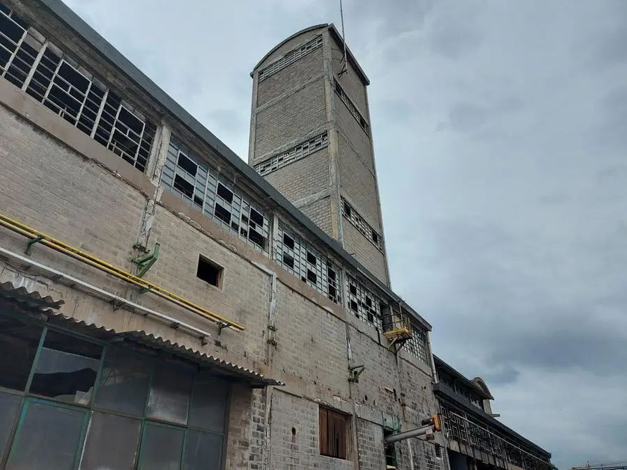 I tre silos dell'impianto nuovo e i capannoni in dismissione di Caffaro Brescia e Chimica