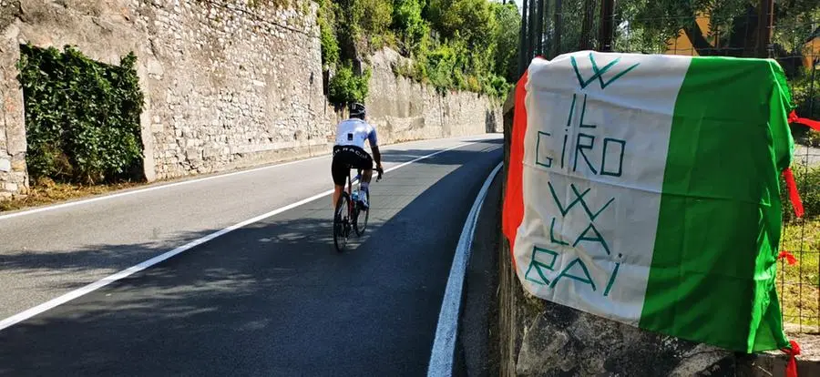 L'attesa del passaggio dei ciclisti del Giro d'Italia a Gargnano