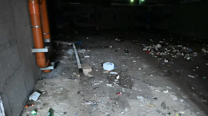 Il parcheggio: al Freccia Rossa non auto ma cumuli di rifiuti - Gabriele Strada /Neg © www.giornaledibrescia.it