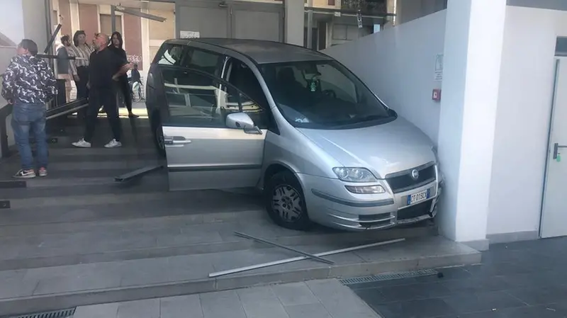 L'auto ha percorso una breve scalinata prima di schiantarsi contro il muro - © www.giornaledibrescia.it