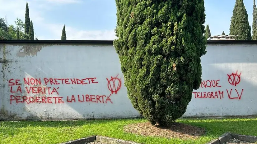 Il muro del cimitero di Rezzato imbrattato dai no vax