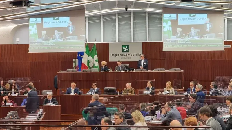 Il nuovo Consiglio regionale della Lombardia in aula per la prima seduta