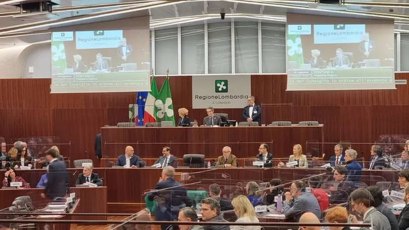 Il nuovo Consiglio regionale della Lombardia in aula per la prima seduta