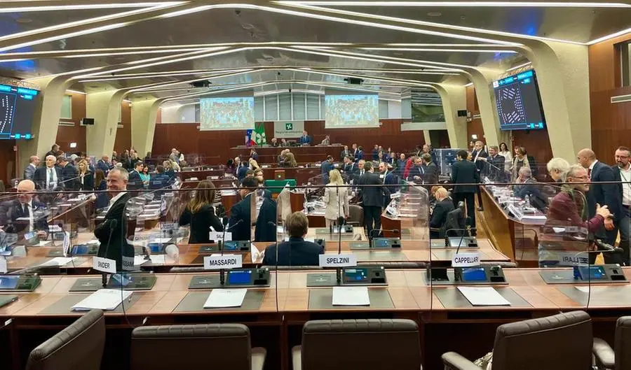 Il nuovo Consiglio regionale della Lombardia in aula per la prima seduta