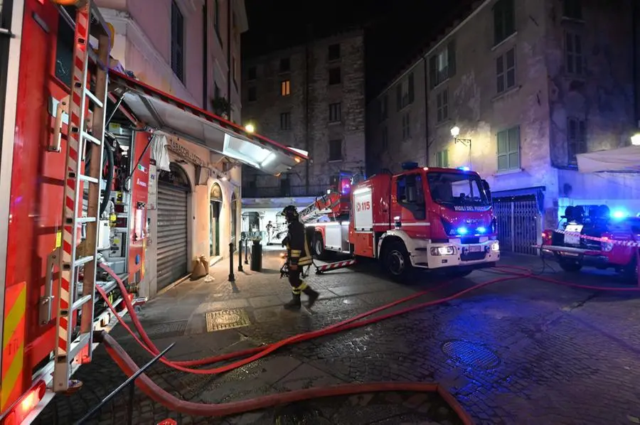 Edificio in fiamme in via Beccaria, allarme in centro storico
