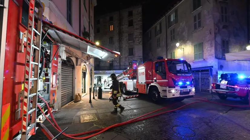 Edificio in fiamme in via Beccaria, allarme in centro storico