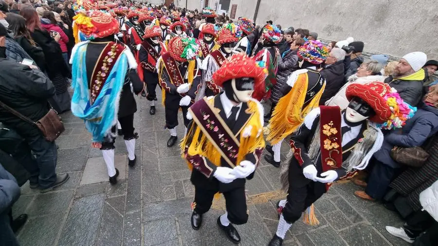 Le danze dei Balarì sul sagrato della chiesa di san Giorgio a Bagolino