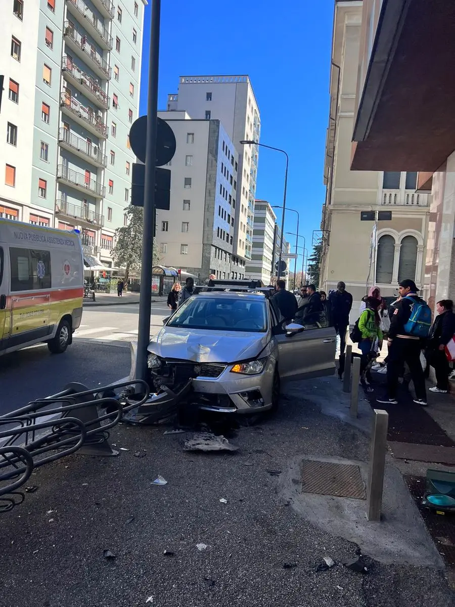 L'auto è finita sul marciapiede abbattendo un semaforo in via Vittorio Emanuele II