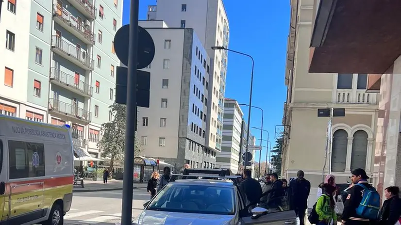 L'auto è finita sul marciapiede abbattendo un semaforo in via Vittorio Emanuele II