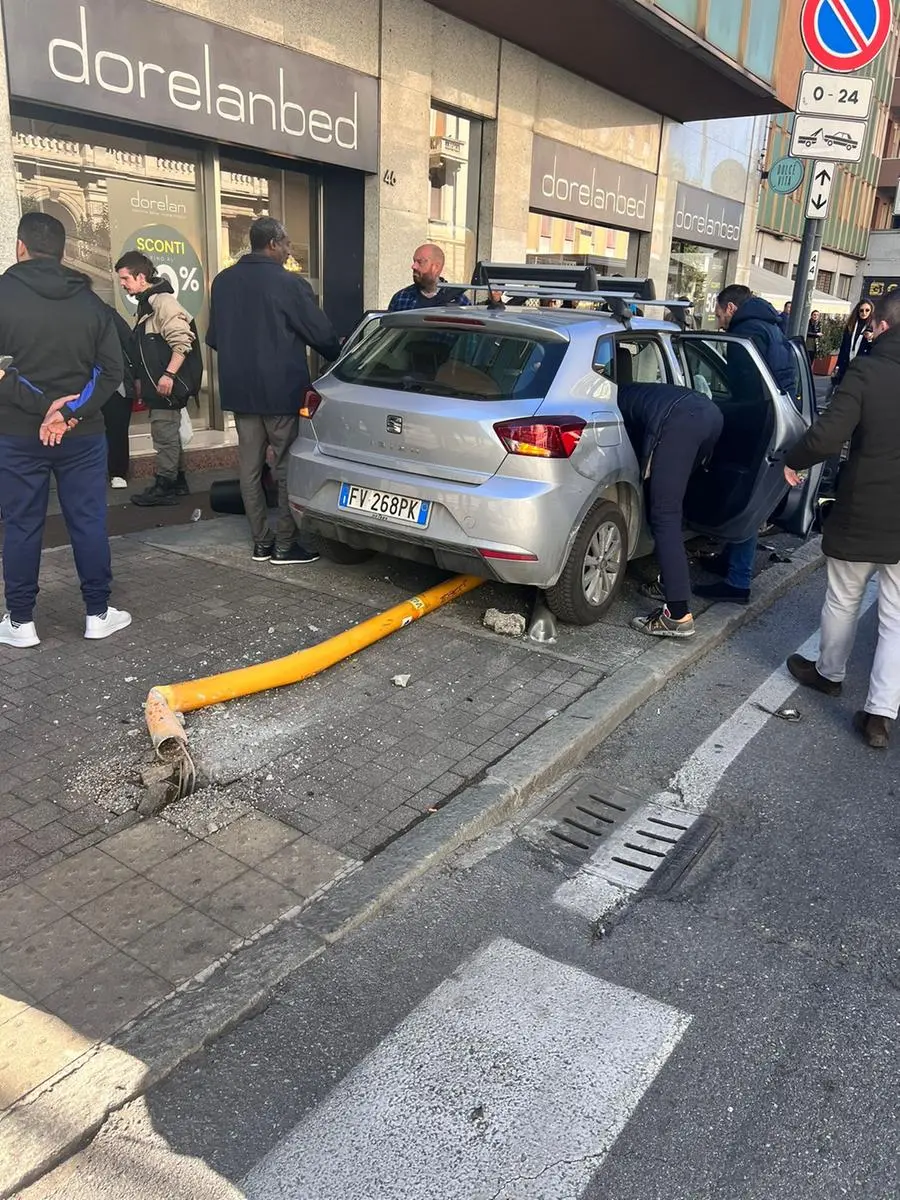 L'auto è finita sul marciapiede abbattendo un semaforo in via Vittorio Emanuele II