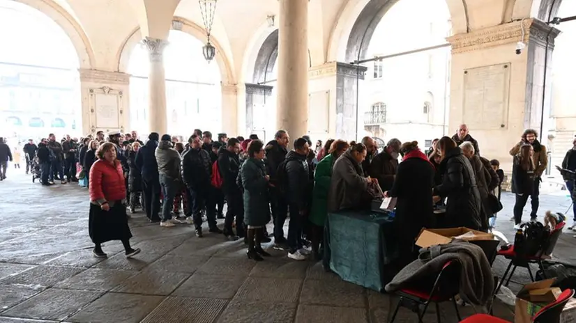 Coda nel porticato di Palazzo Loggia per la moneta celebrativa