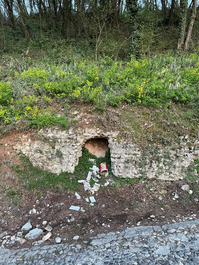 I rifiuti lasciati dai vandali all'acquedotto romano di Costalunga