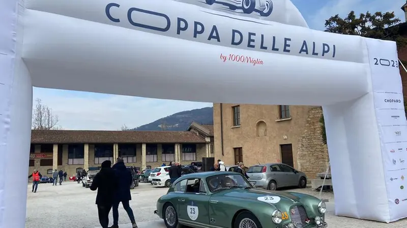 Auto storiche in partenza per la Coppa delle Alpi al Museo Mille Miglia