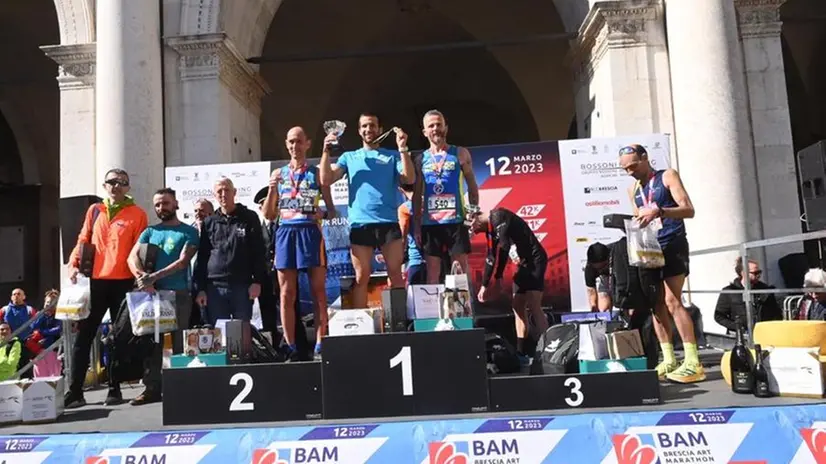 Bam: l'arrivo in piazza Loggia degli atleti che hanno corso la 42 km