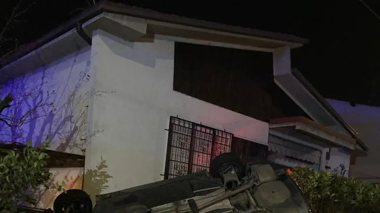 L'auto uscita di strada a Palazzolo