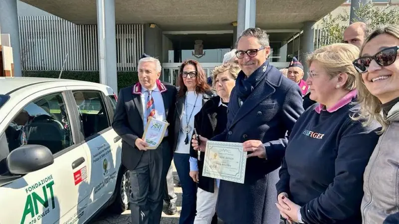 La consegna dell'auto alla Fondazione Ant - © www.giornaledibrescia.it