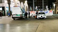 Carabinieri e agenti della Polizia Locale durante il controllo ad un rider in piazza Vittoria - © www.giornaledibrescia.it