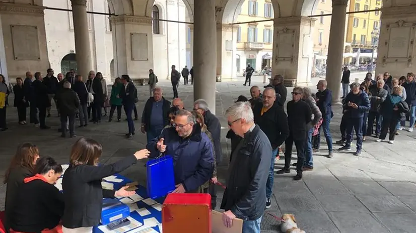 In coda sotto la Loggia per il francobollo della Capitale
