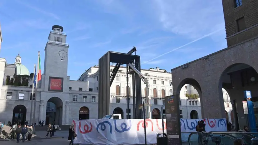 Il cantiere per l'installazione dello Stargate in piazza Vittoria a Brescia