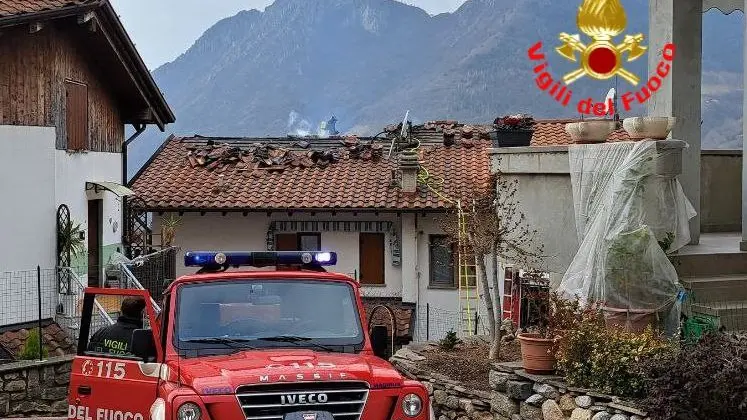 Zone, tetto in fiamme: una famiglia fuori casa