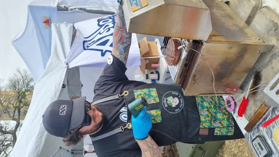 Marco Dacchini, esperto di barbecue, con alcuni dei suoi piatti