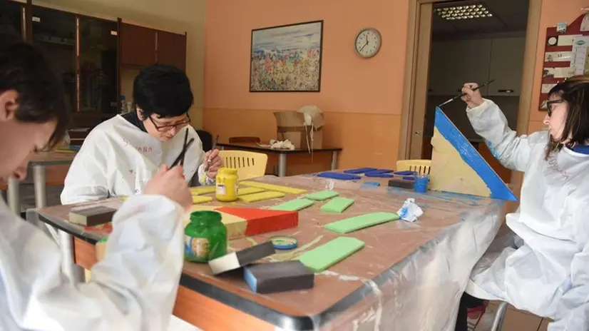 I ragazzi della cooperativa al lavoro per la realizzazione delle opere