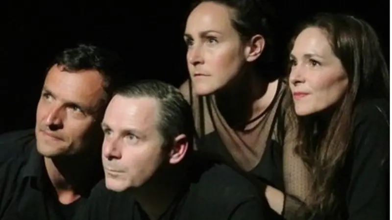 Julie Timmerman (al centro, in alto) coi suoi attori - Foto da Instagram