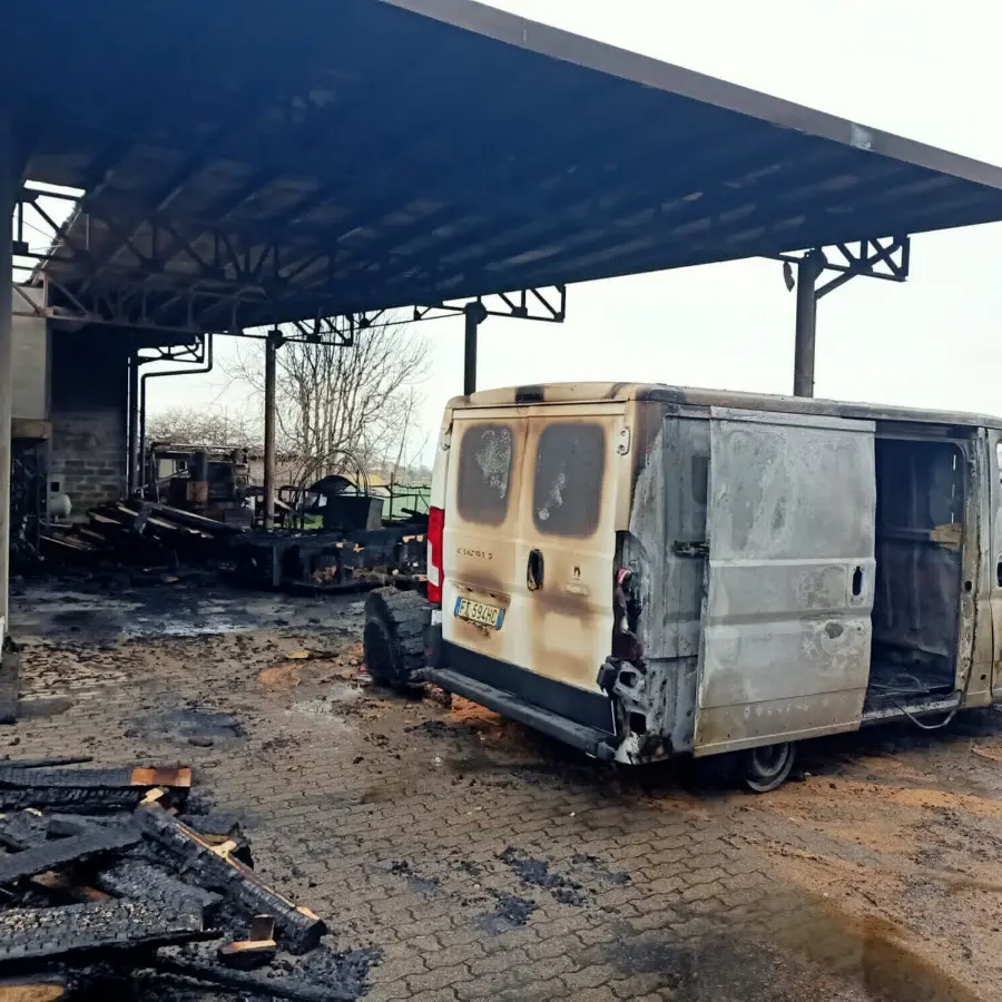Palazzolo, incendio in azienda: distrutti deposito e furgone