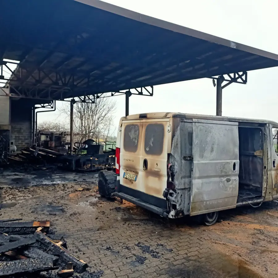 Palazzolo, incendio in azienda: distrutti deposito e furgone