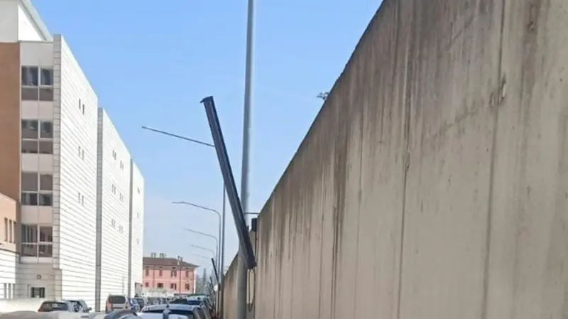 Il palo utilizzato come leva per la fuga