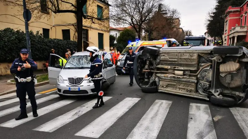 Viale Venezia, secondo ribaltamento in due settimane