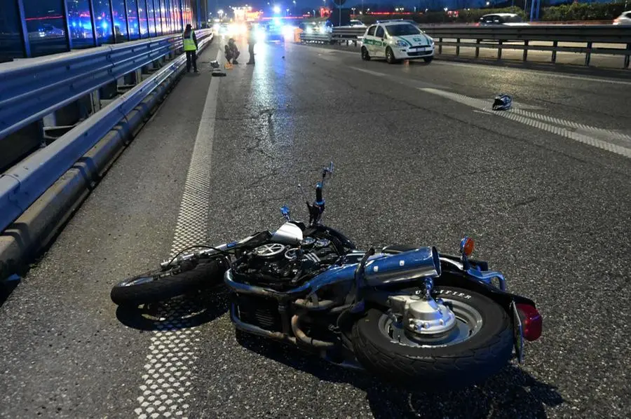 Lo scontro in Tangenziale fra l'auto della Locale e la moto