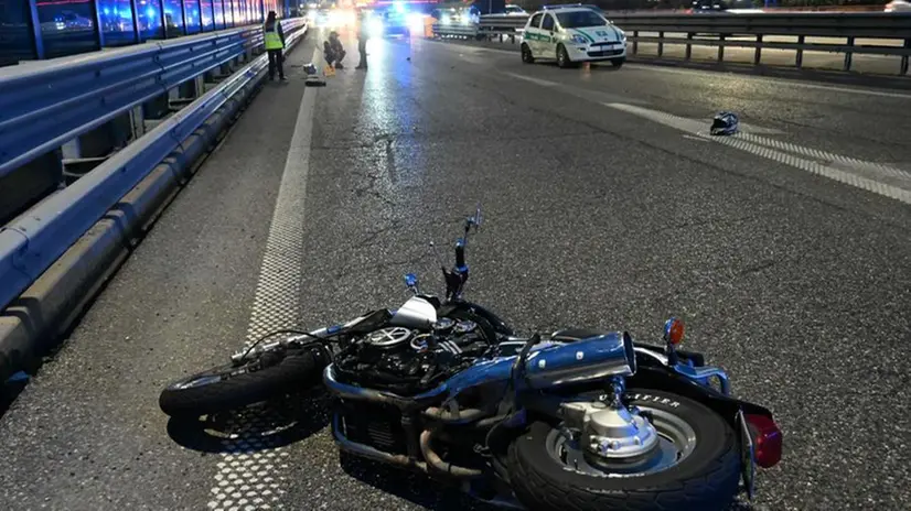 Lo scontro in Tangenziale fra l'auto della Locale e la moto