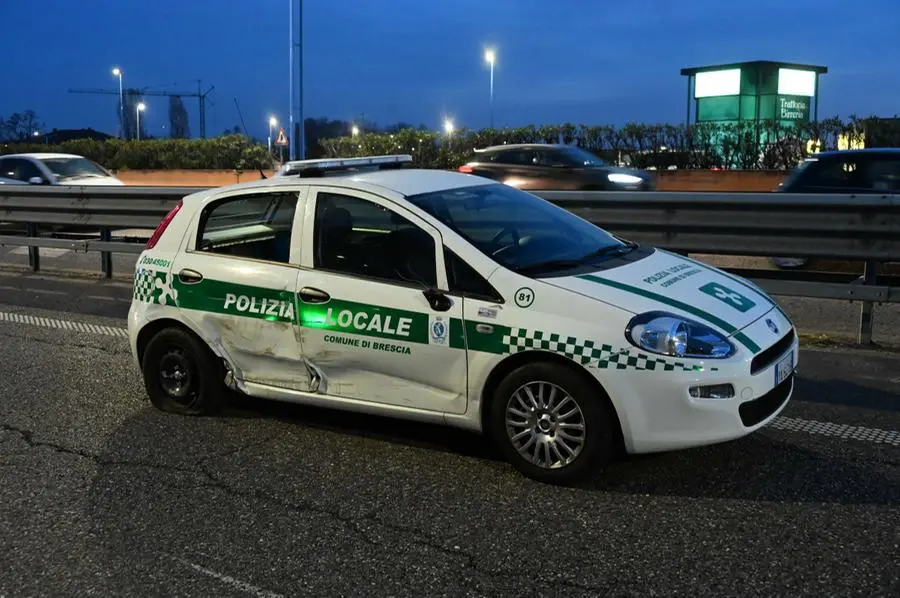 Lo scontro in Tangenziale fra l'auto della Locale e la moto