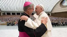 L'abbraccio tra il vescovo Pierantonio Tremolada e papa Francesco - © www.giornaledibrescia.it