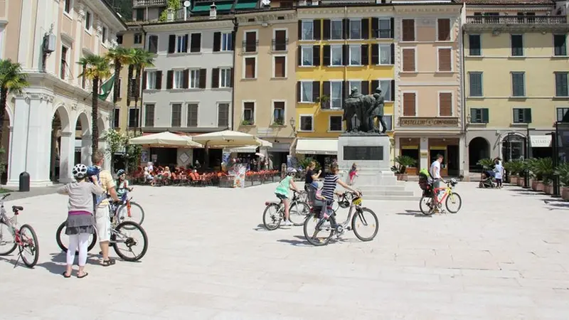 Il tracciato della Ciclovia del Garda passerebbe nel centro di Salò