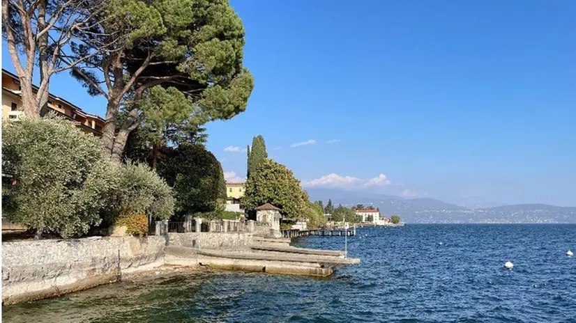 La Ciclovia del Garda prevede una passerella nella zona a lago di fronte a Villa Paradiso a Fasano