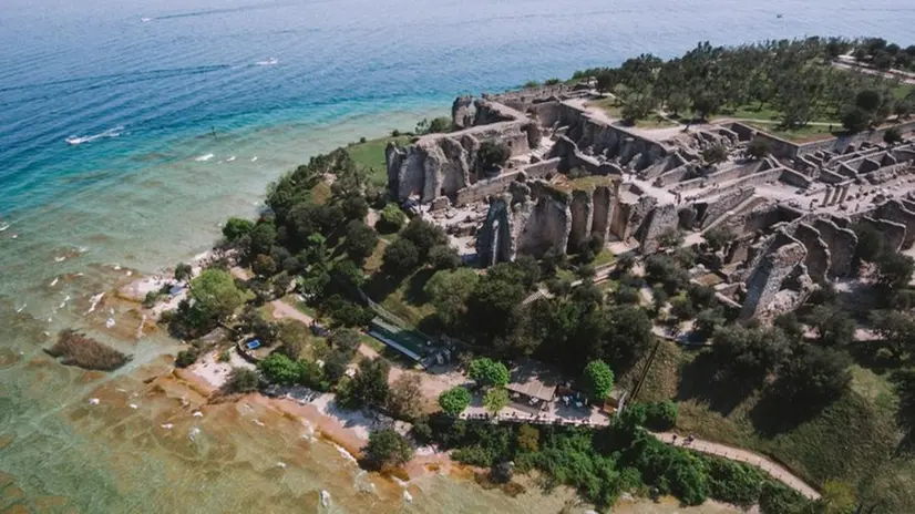 Le Grotte di Catullo si specchiano nel blu del Lago di Garda - © www.giornaledibrescia.it