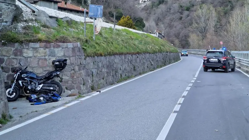 La moto coinvolta nell'incidente e la pattuglia dei carabinieri intervenuti a Cedegolo per i rilievi - © www.giornaledibrescia.it