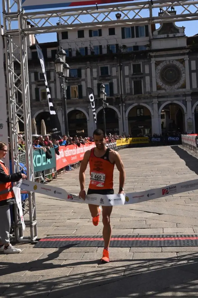 Bam: l'arrivo in piazza Loggia degli atleti che hanno corso la 42 km