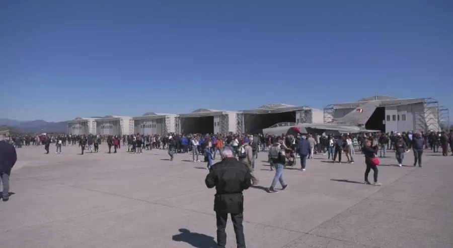 La folla alla base dell'Aeronautica militare di Ghedi