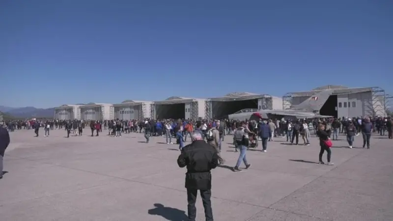 La folla alla base dell'Aeronautica militare di Ghedi
