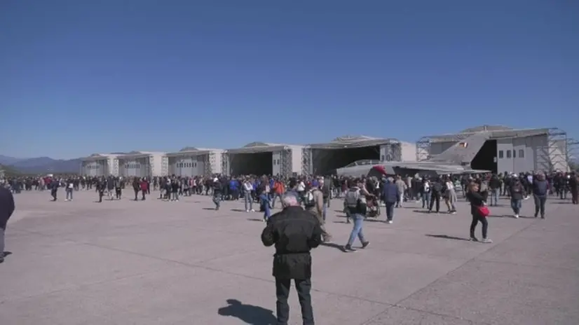 La folla alla base dell'Aeronautica militare di Ghedi