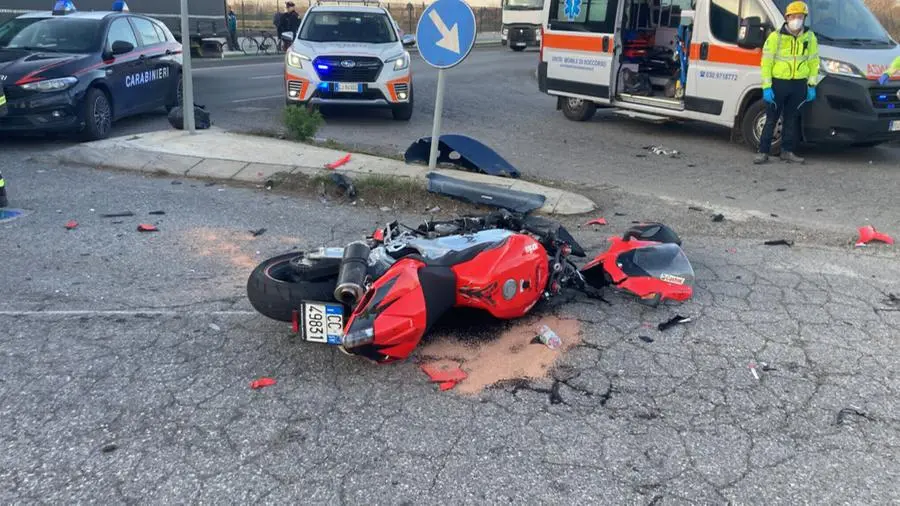La moto di Andrini a terra dopo l'incidente - © www.giornaledibrescia.it